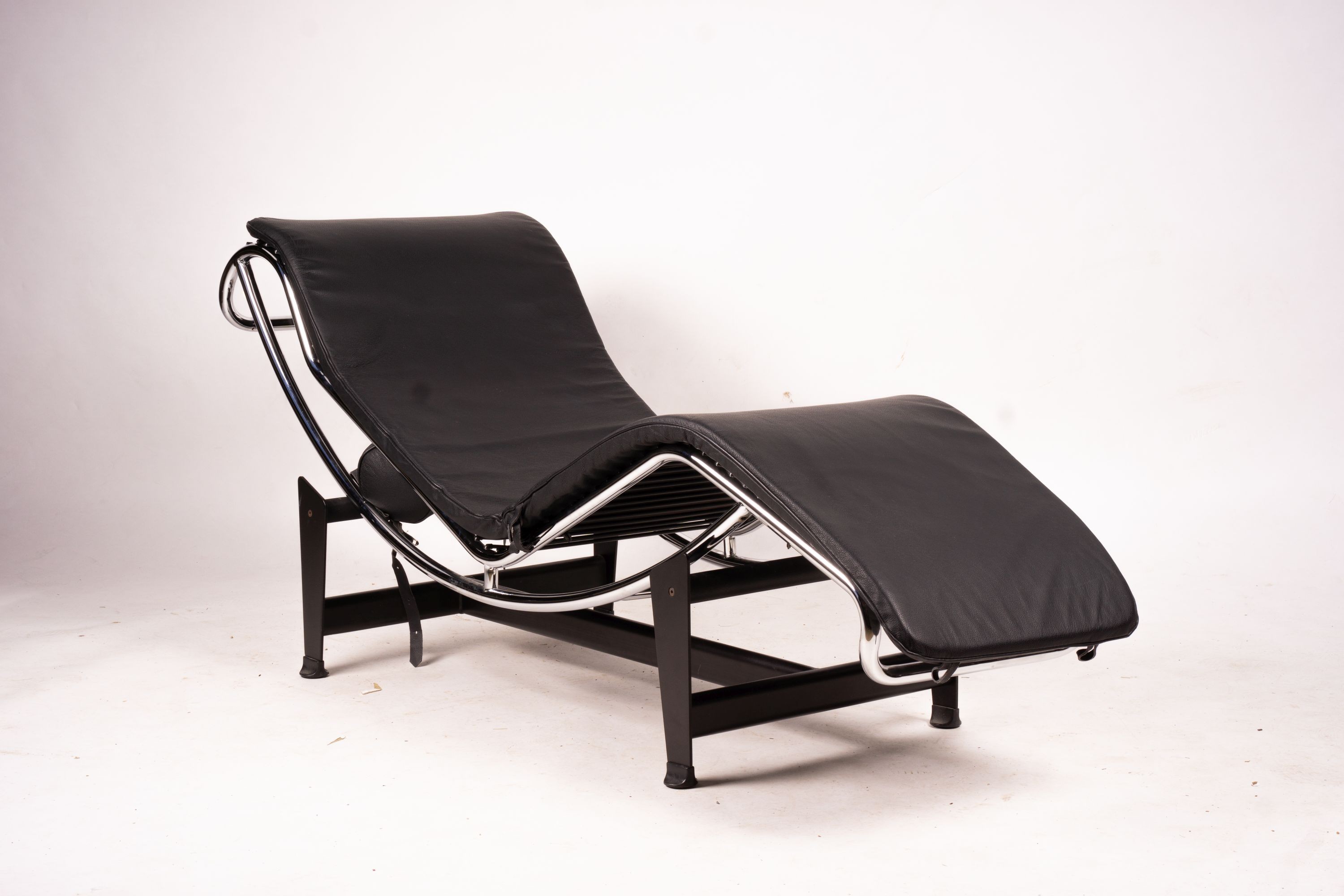 A Corbusier style black leather chaise longue, length 158cm, depth 54cm, height 73cm